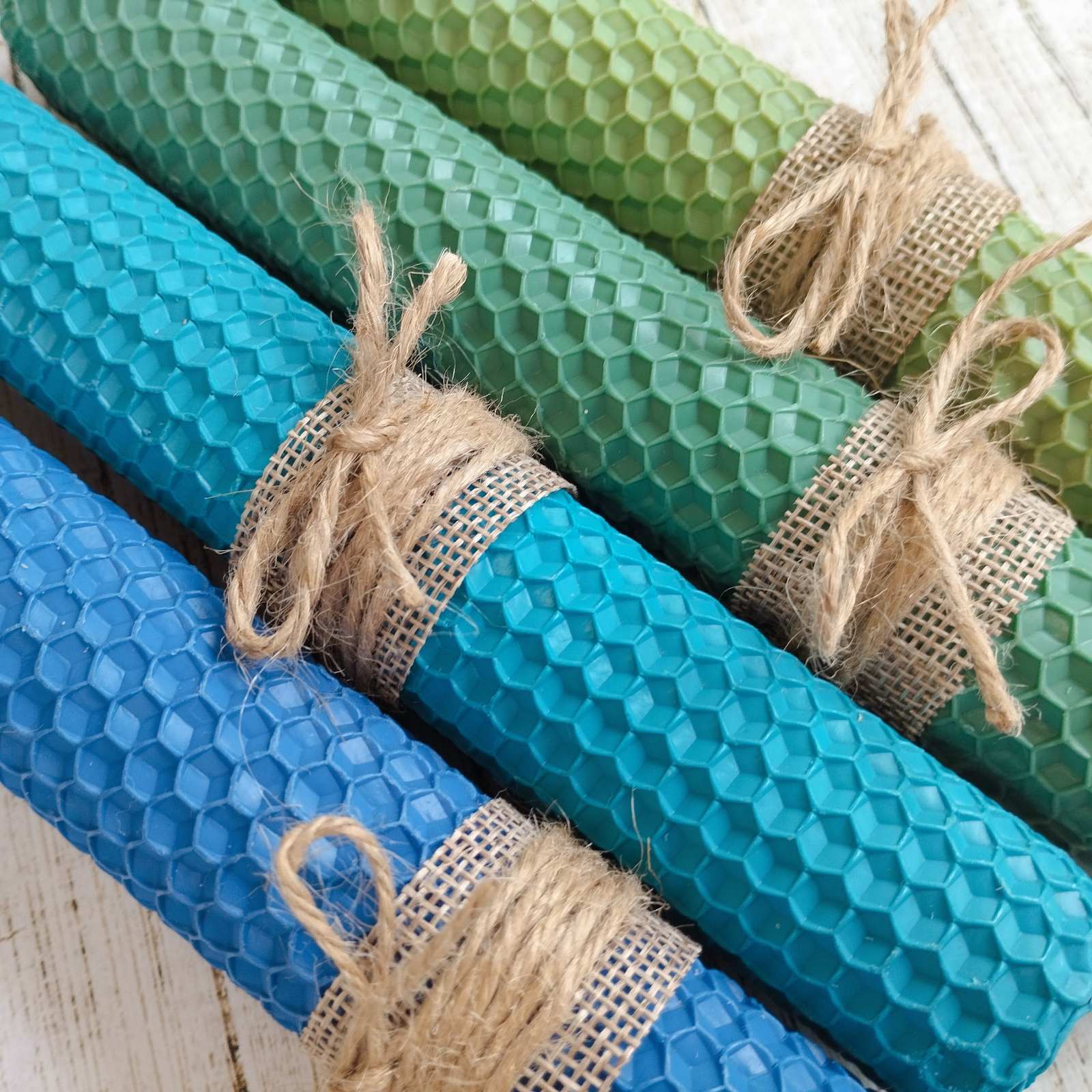 Στρογγυλή Χρωματιστή Μικρή Λαμπάδα από Μελισσοκέρι 20cm απλή Think Gift