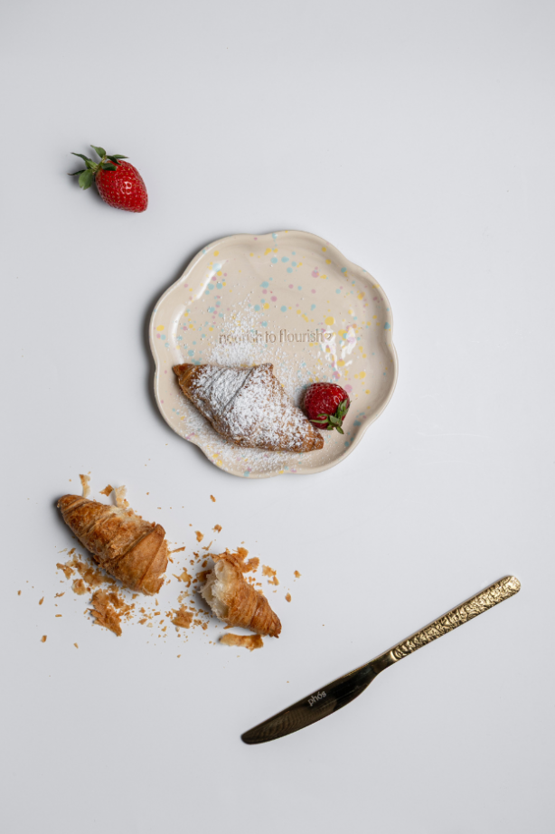 Μικρό Κεραμικό Πιάτο Bloom & Bite Κρεμ με πιτσιλιές Phós Kitchenware